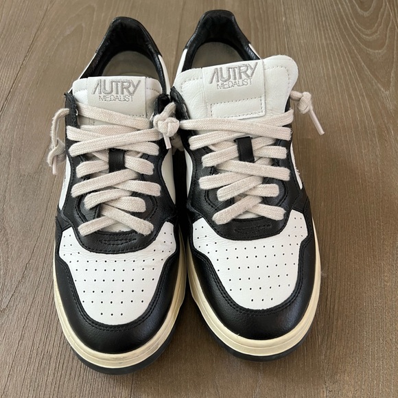 Autry Medalist Low Bicolor Sneakers White and Black. Size 40 - Picture 2 of 8